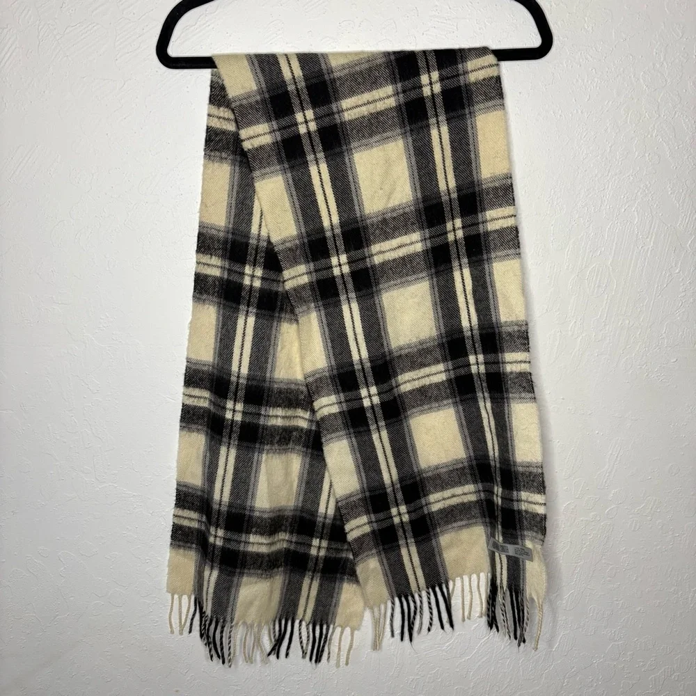 Amanda Smith 100% Wool Plaid Black White Scarf Fringe Made in Japan 56” X 12.25”